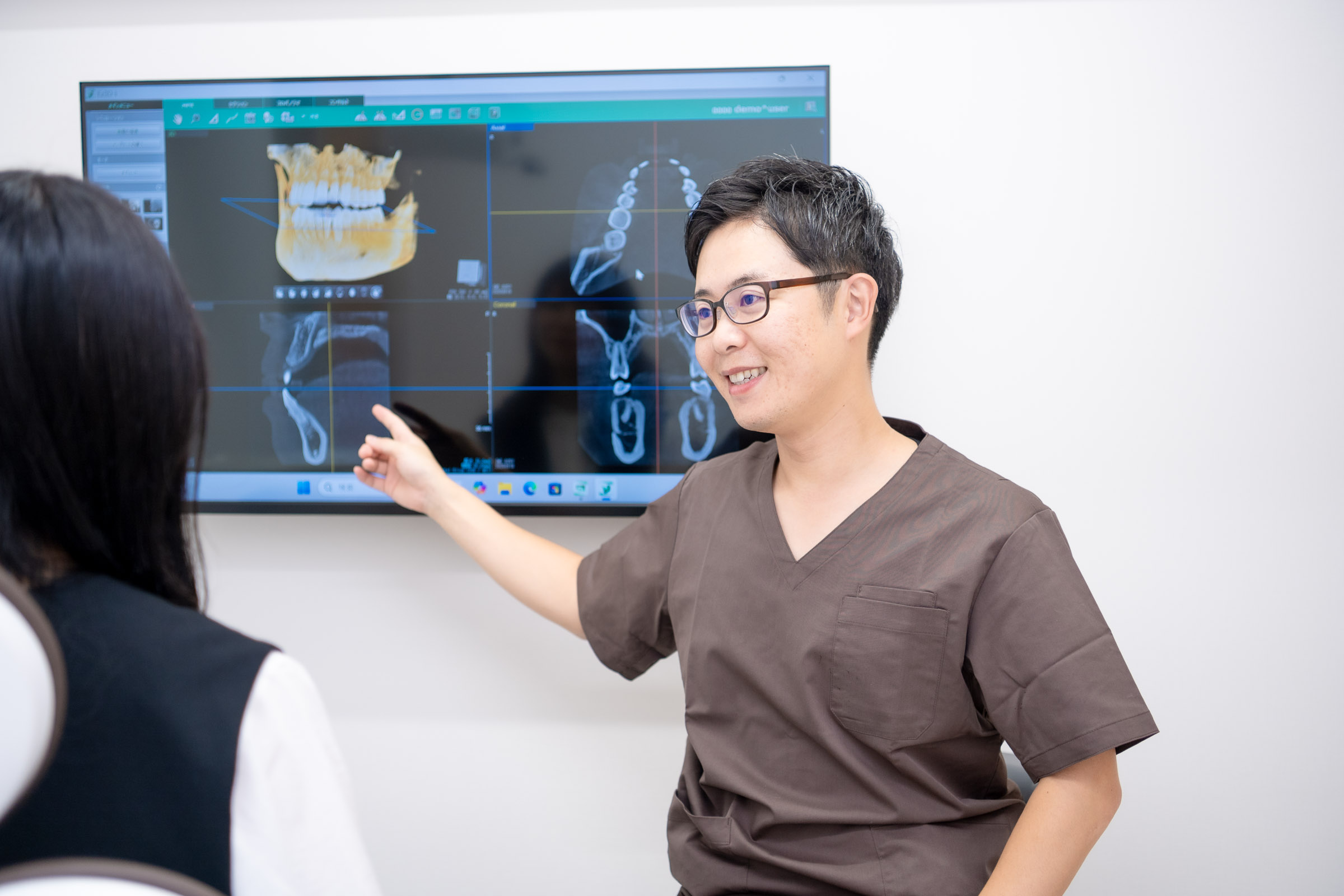 歯科用CT画像を用いた精密診断とカウンセリングの様子｜志賀本通たくみ歯科・矯正歯科